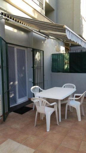 Karina, to the beach with terrace and private parking Savona